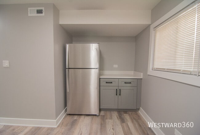 Building Photo - 6141 N Hermitage Ave