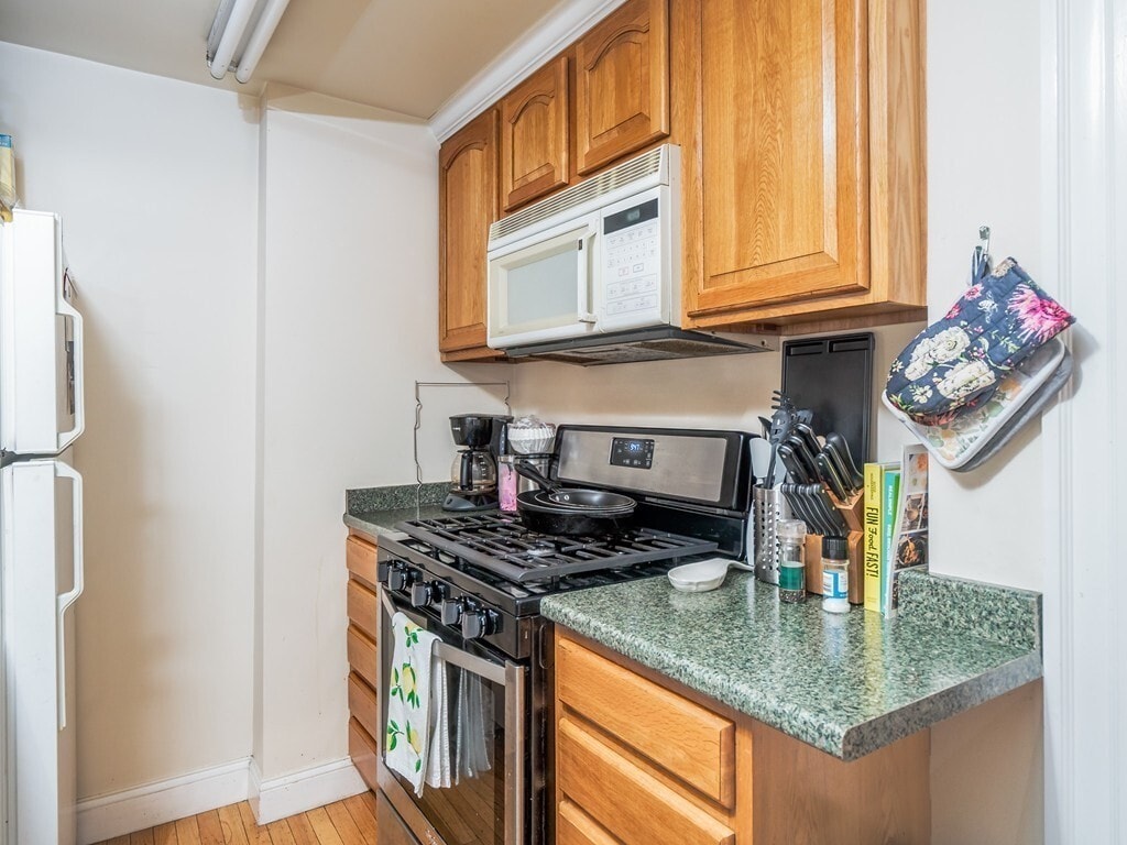 Building Photo - 546 E 8th St