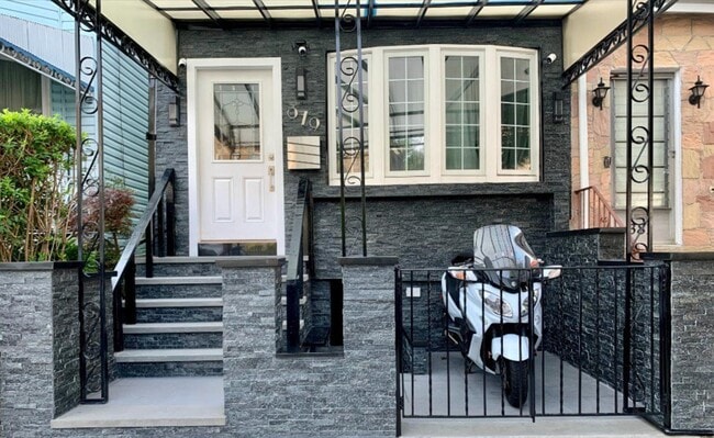 Building Photo - Beautiful 1 Bedroom Apartment in Kensington Townhouse!