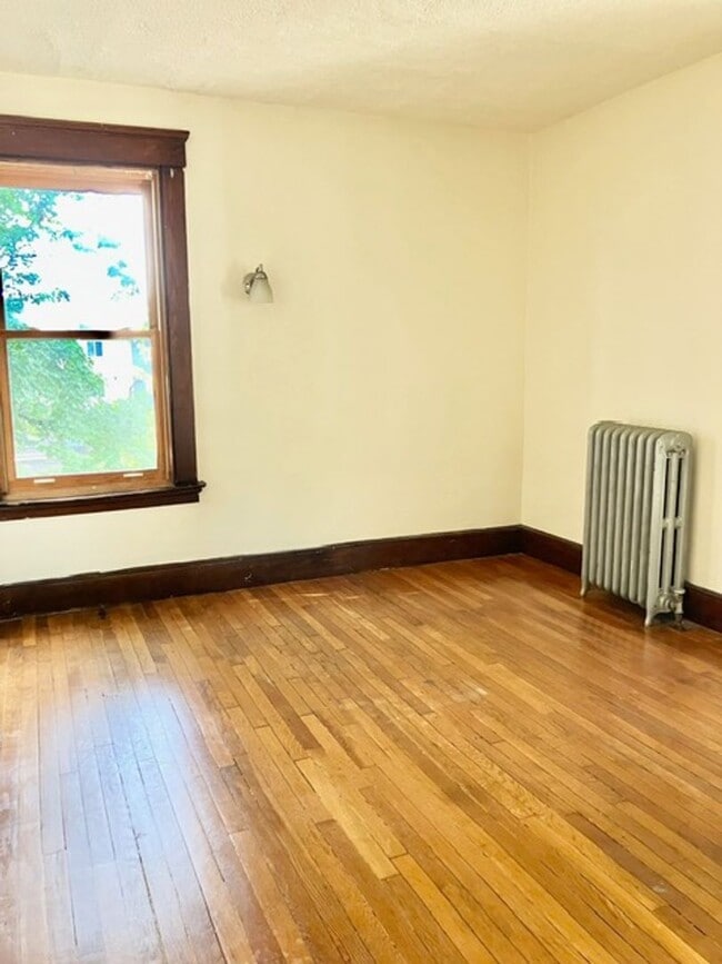 Building Photo - College Rental