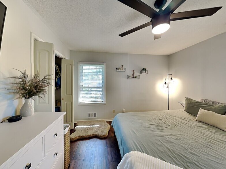 Building Photo - 456 Mark Ave