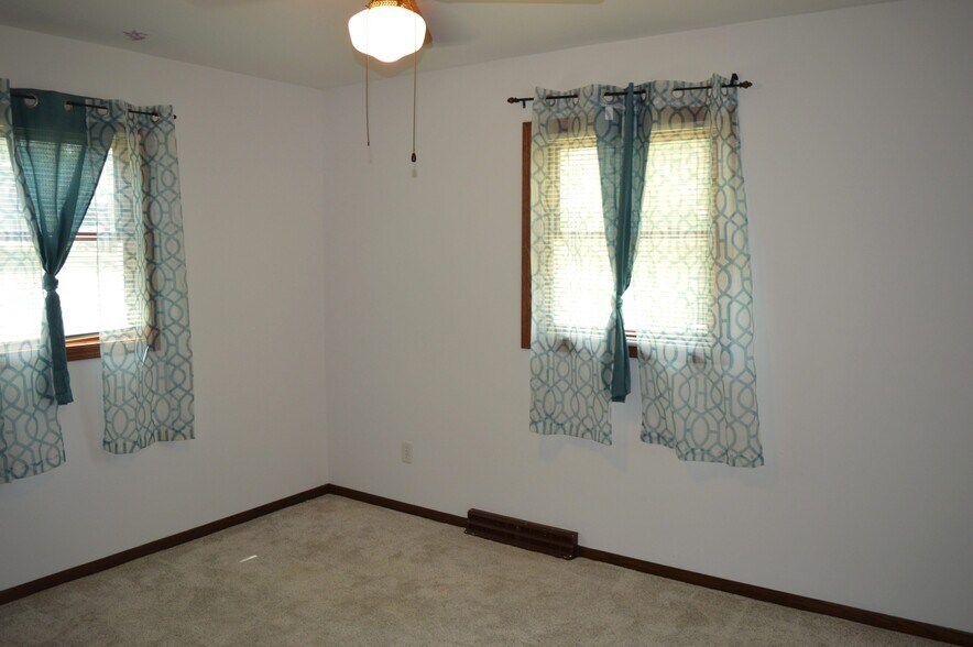 Building Photo - 1870 Sand Ridge Ct