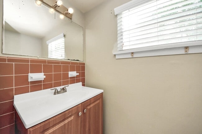 Building Photo - 2513 Leslie St