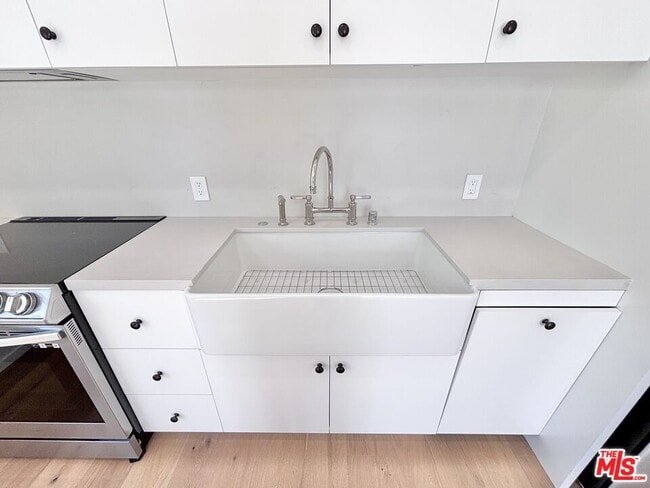 Building Photo - 1979 N Kenmore Ave