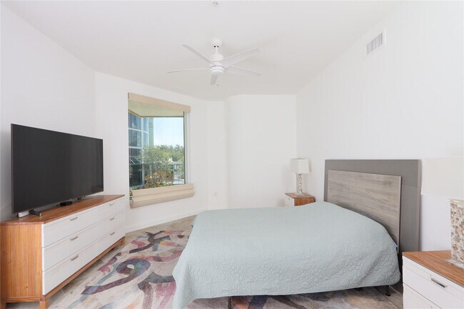 Building Photo - 411 N New River Dr E