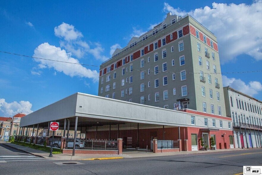 RiverScape condos - 223 S Grand
