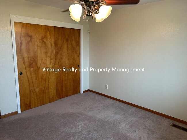 Building Photo - Available Soon!! Extra Big 5 Bedroom Country Home That You Have To See!!!