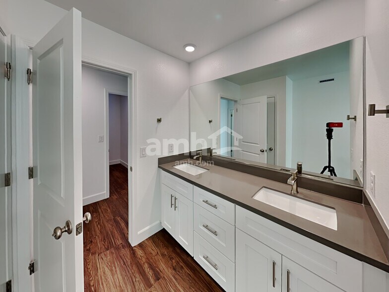 Building Photo - 10020 Spire St