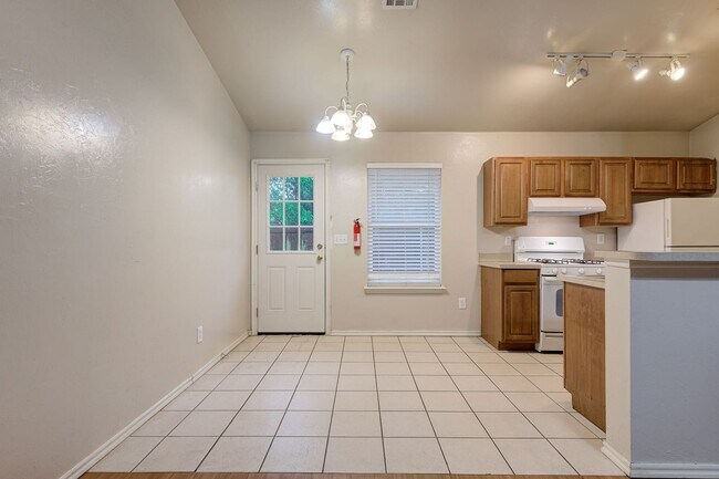 Building Photo - Gorgeous 3 bed 2 bath in Norman!