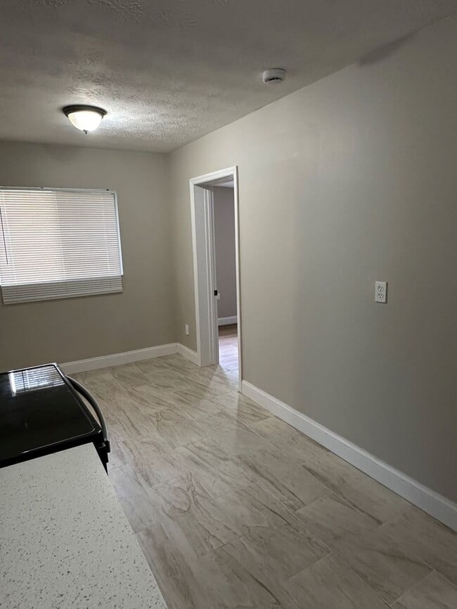 Building Photo - **4/2 BR Single Family home : Available Now