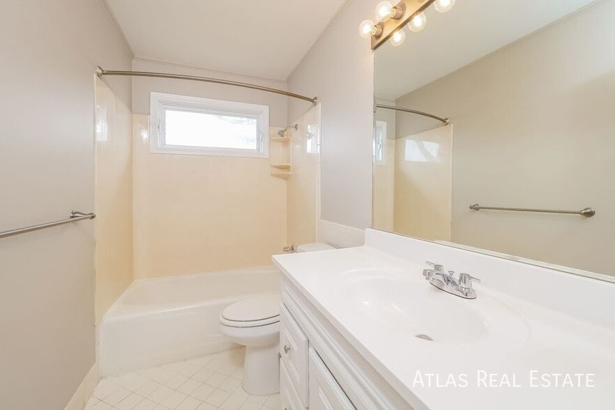 Building Photo - 5509 W 92nd Pl