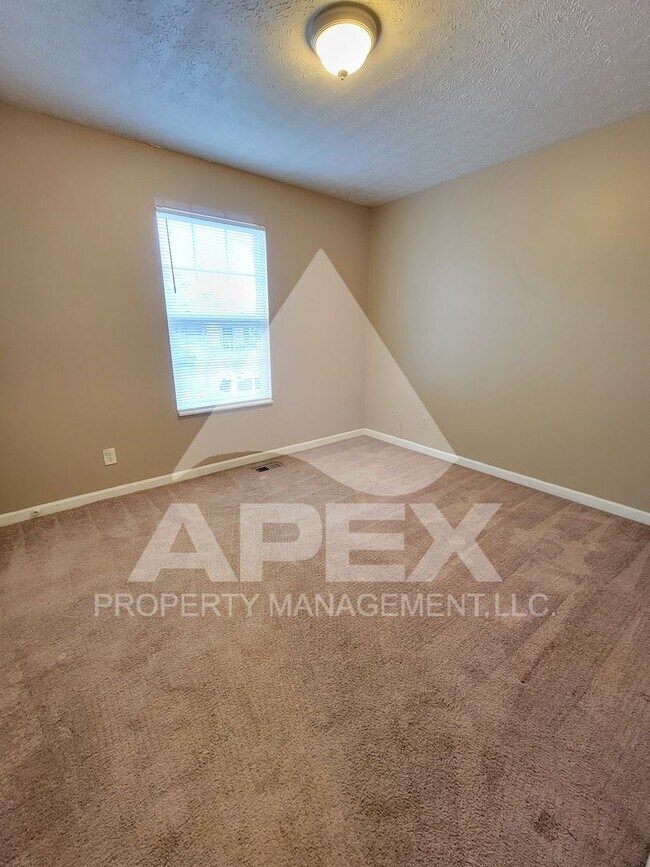 Building Photo - MOVE-IN SPECIAL,NO RENT TIL JUNE 1ST! - Nice 2 Bd | 1.5 Ba Townhouse in West Knox Condo Community!