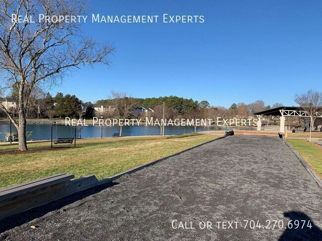Building Photo - 840 Pelican Bay Dr