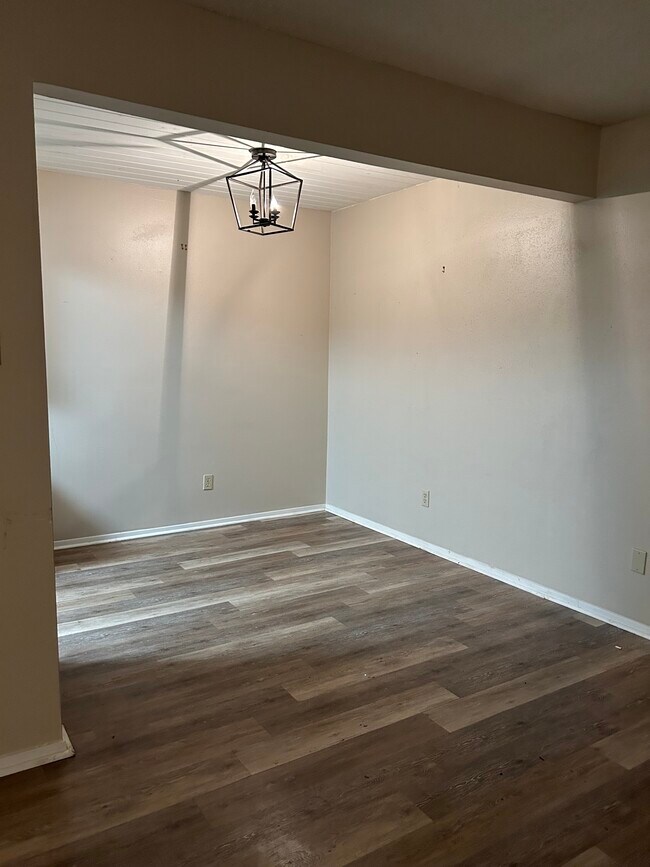 Dining - 101 Wilbourn Blvd
