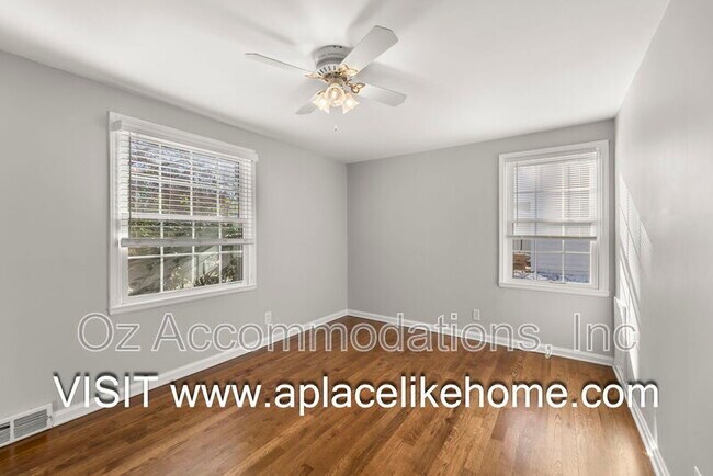 Building Photo - 7404 Village Dr