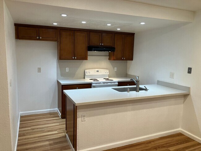 Building Photo - 1716 Sylvan Ave