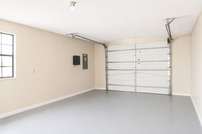 Building Photo - 2 Bedroom, 1.5 Bathroom Home for Rent in Zephyrhills!