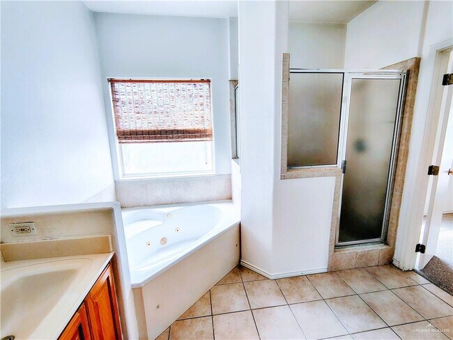 Building Photo - 3504 El Jardin St