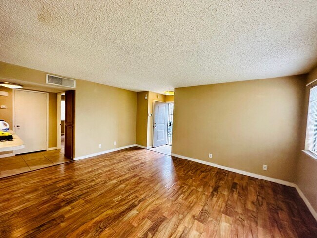 Building Photo - Downstairs 2-Bedroom Condo in Central Las ...