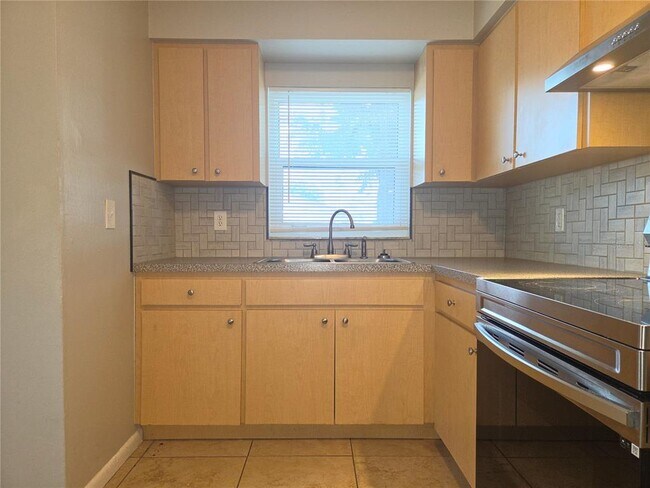 Building Photo - 2410 W Cypress St
