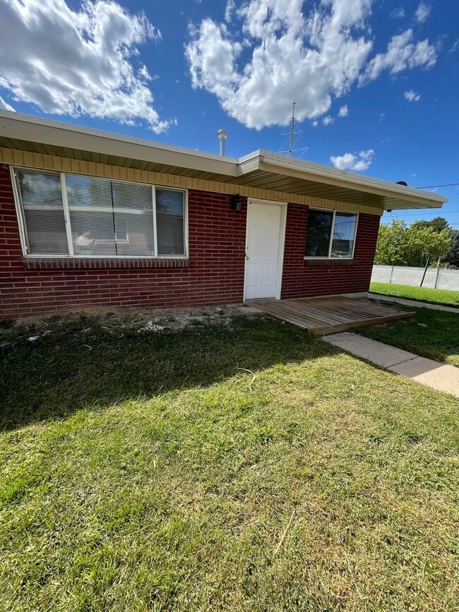 Building Photo - Roy Duplex