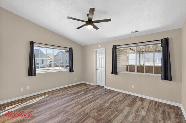 Building Photo - Charming 3 bedroom Townhome Close to Shopping