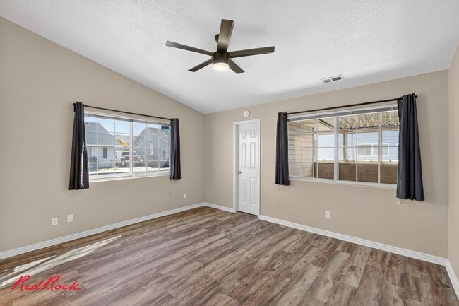 Building Photo - Gorgeous Bedroom Townhome in Prime Location