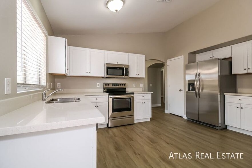 Building Photo - 12038 W Corrine Dr