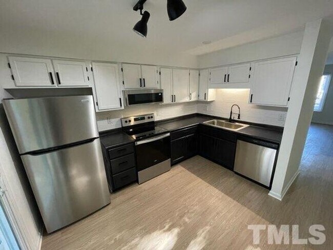 Building Photo - Perfectly sized 2 bedroom 1 bath