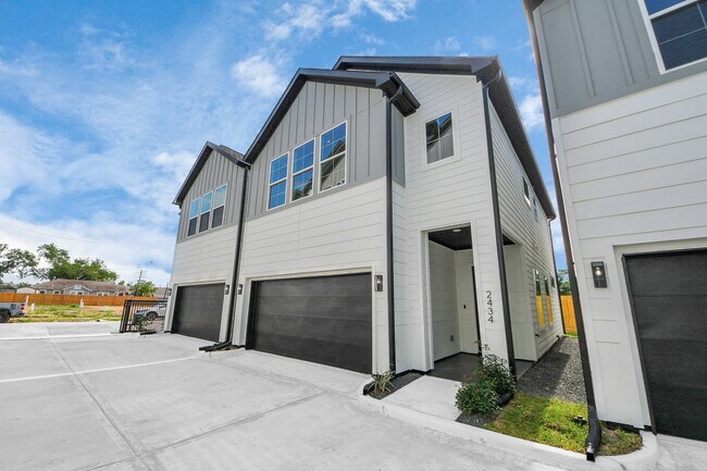 Primary Photo - 2434 Harrington St