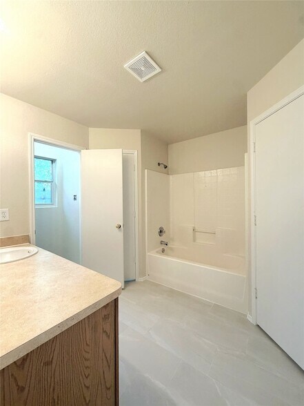 Building Photo - 715 Hallvale Dr