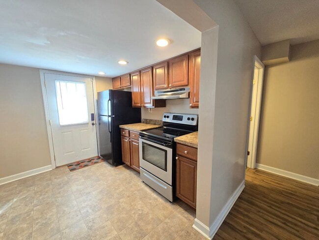Building Photo - Charming 3 Bedrooms, 2 Full Bathroom Home!...