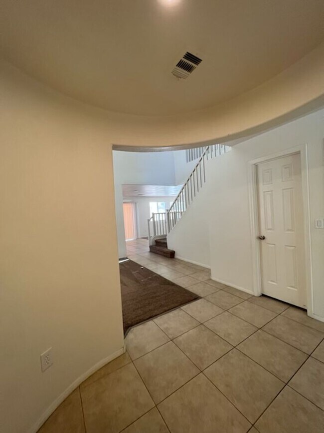 Building Photo - 5 Bedroom Located in 89139!