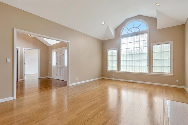 Building Photo - 954 Russell Ave