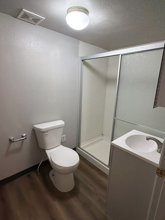 Building Photo - What a deal! Cant beat this price! 2 bed 1 bath