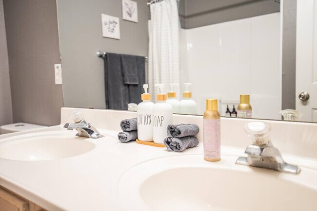 Building Photo - 7418 Lake Livingston Dr