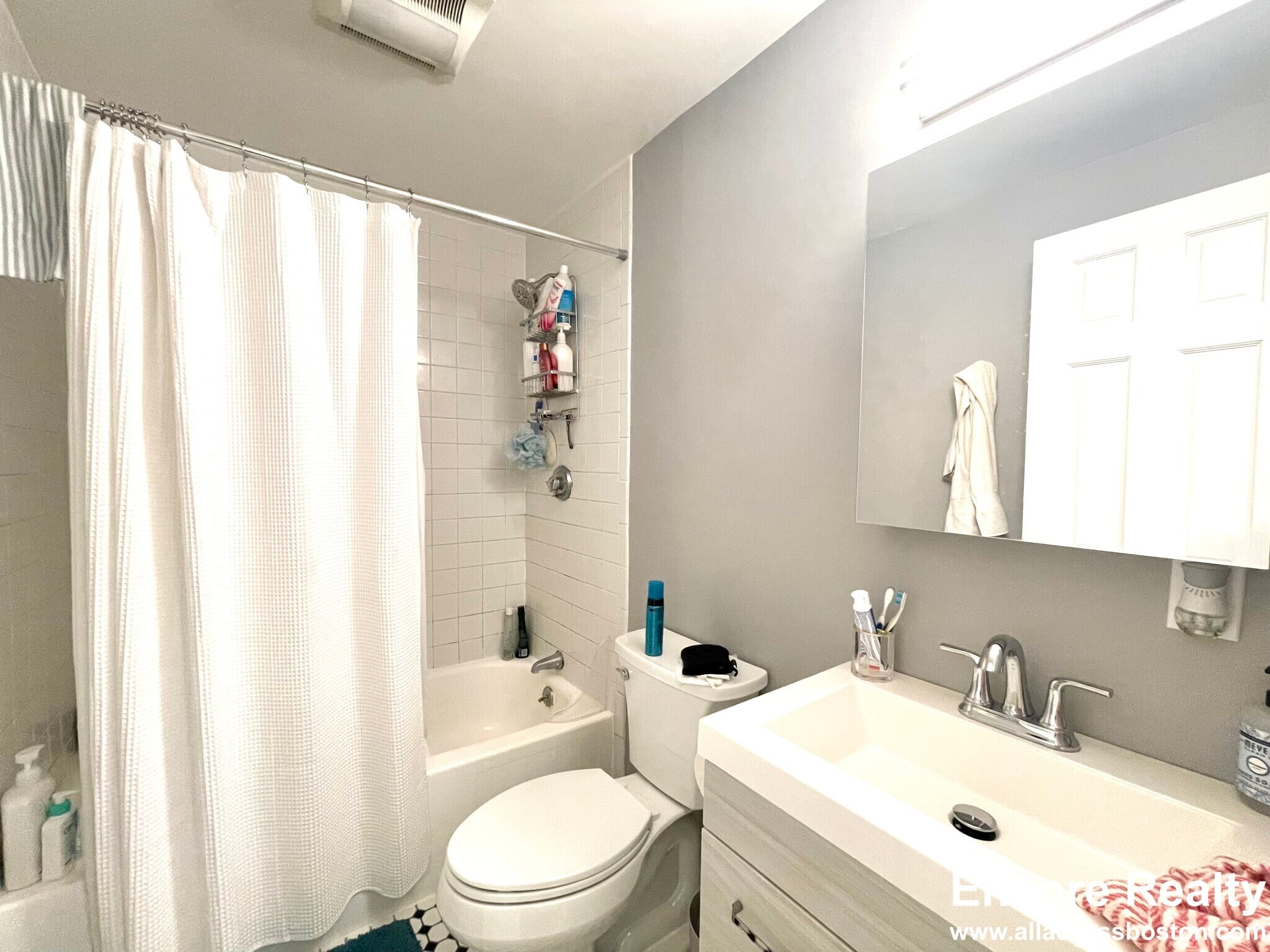 Building Photo - 523 E 3rd St