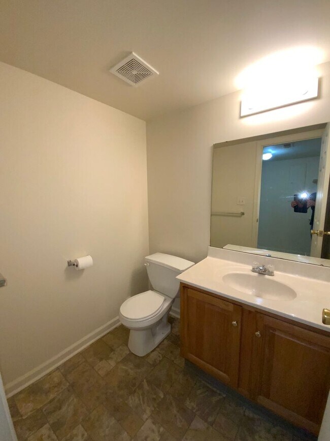 Building Photo - 204 Elmshire Dr