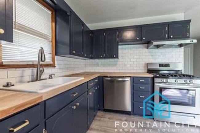 Building Photo - 405 Hooke Ave