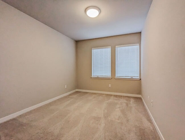 Building Photo - **Move-In Special** Fully upgraded 3 bed 2...