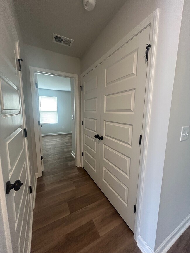 Building Photo - 1732 King Oaks Lp