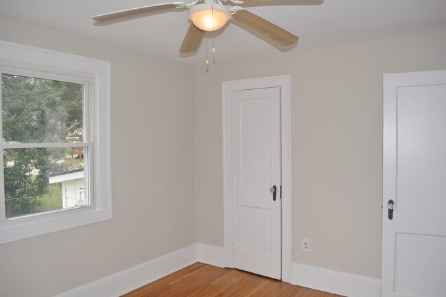 Building Photo - 2 Bedroom/1 Bathroom Brick Home, Lillingto...