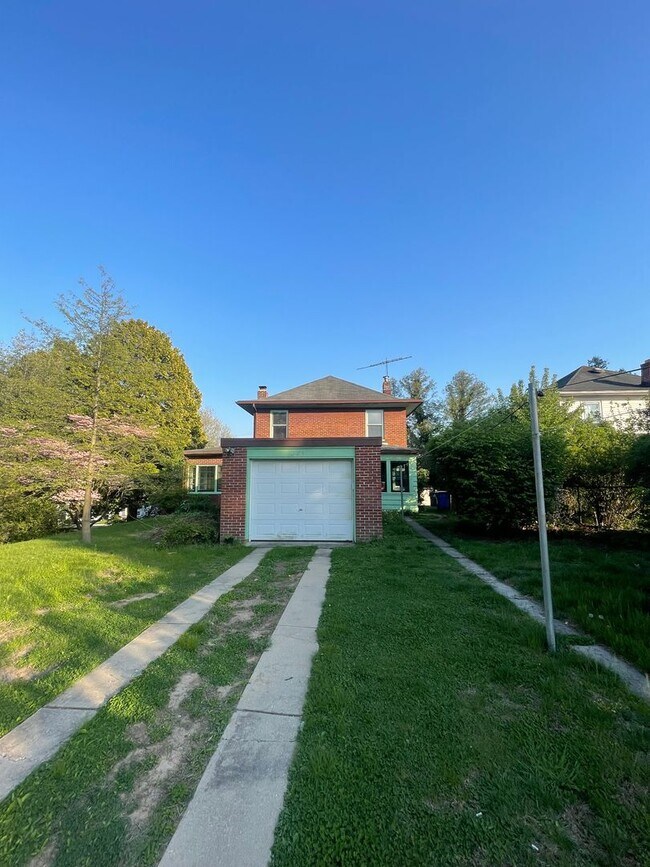 Building Photo - 470 Maple St