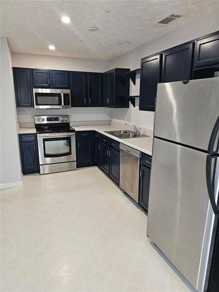 Building Photo - 5425 Village Green Square