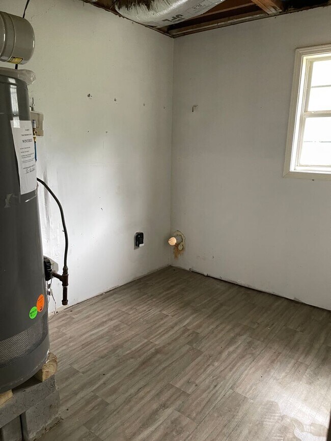Building Photo - Split level home