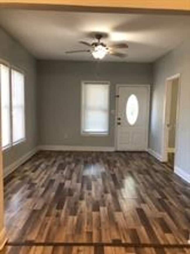 Building Photo - 2 Bedroom / 2 Bath Bungalow in Sanford's Historic District!