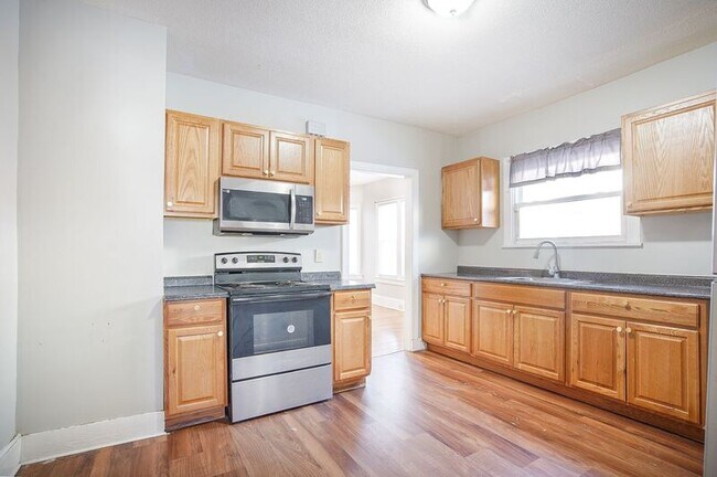 Building Photo - 824 Sumner Ave