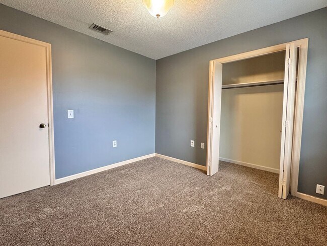Building Photo - MOVE-IN READY!  [PET FRIENDLY]