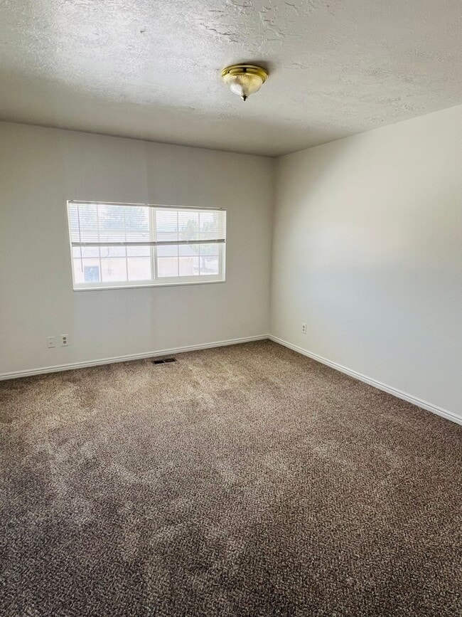 Building Photo - Beautifully remodeled town home for rent with air conditioner and carport