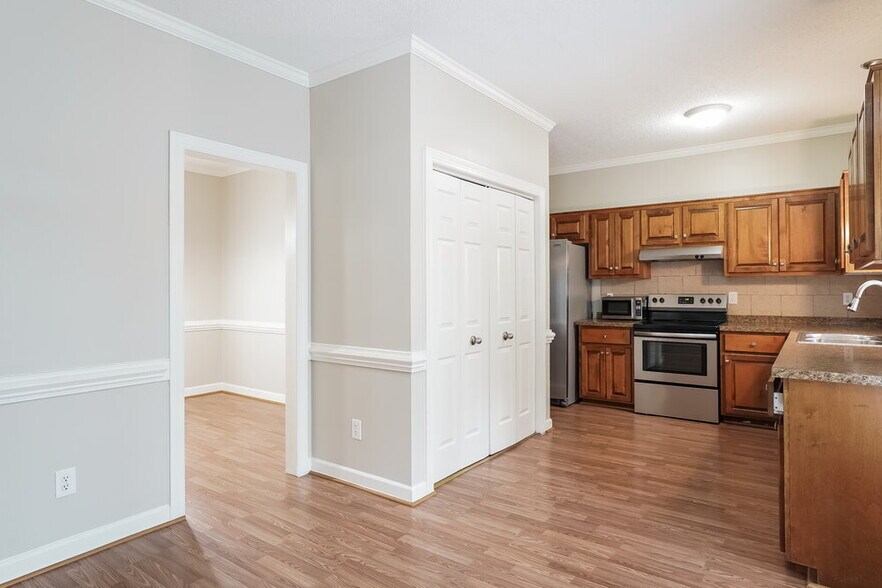 Building Photo - 212 Sleepy Creek Dr